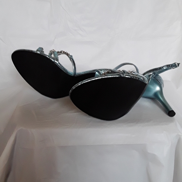 HEELS - Picture 2 of 5